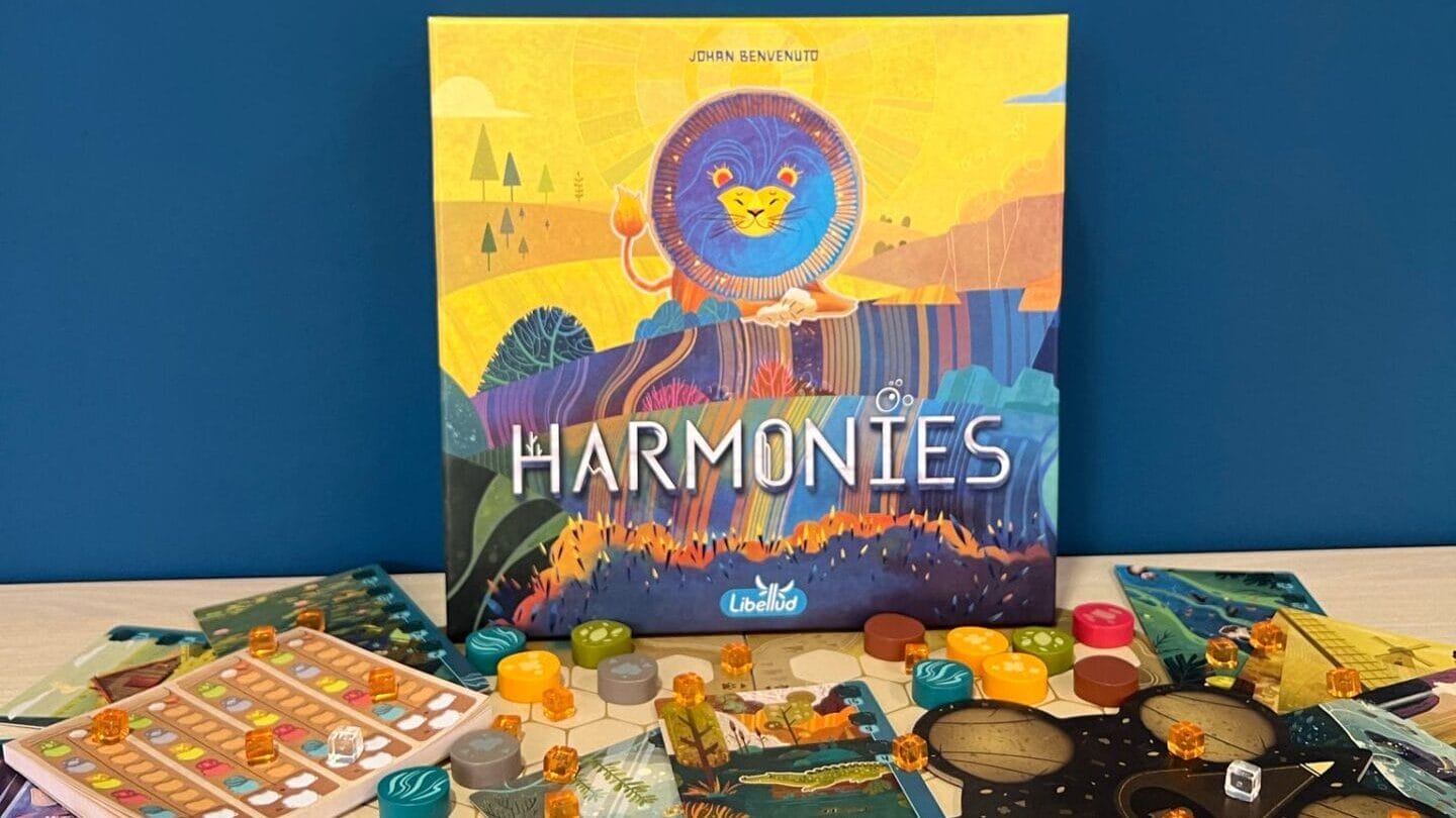 Das Brettspiel "Harmonies" steht auf einer Platte mit seinen Bestandteilen davor ausgebreitet.