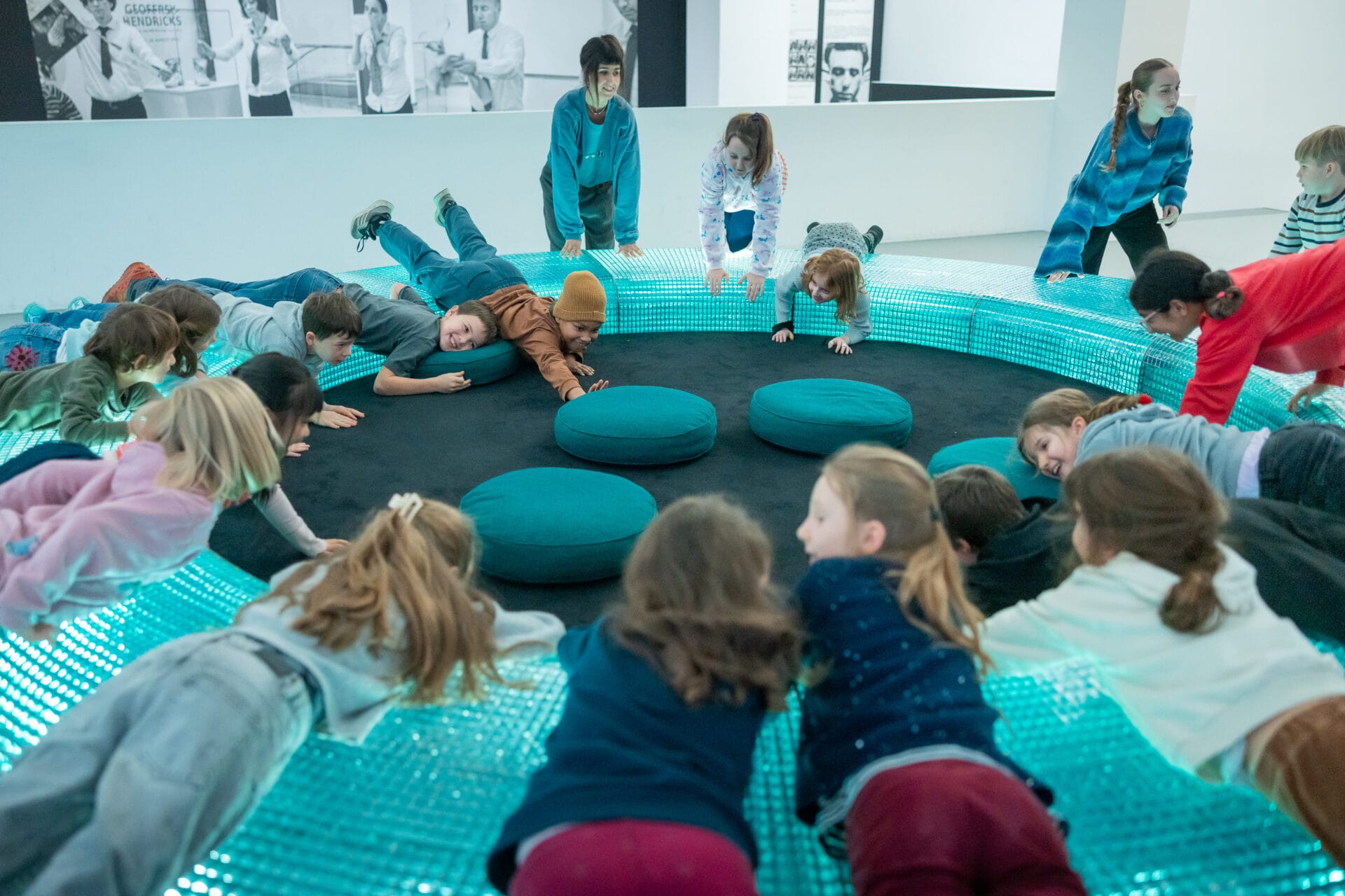 Kinder spielen auf einem Kunstwerk
